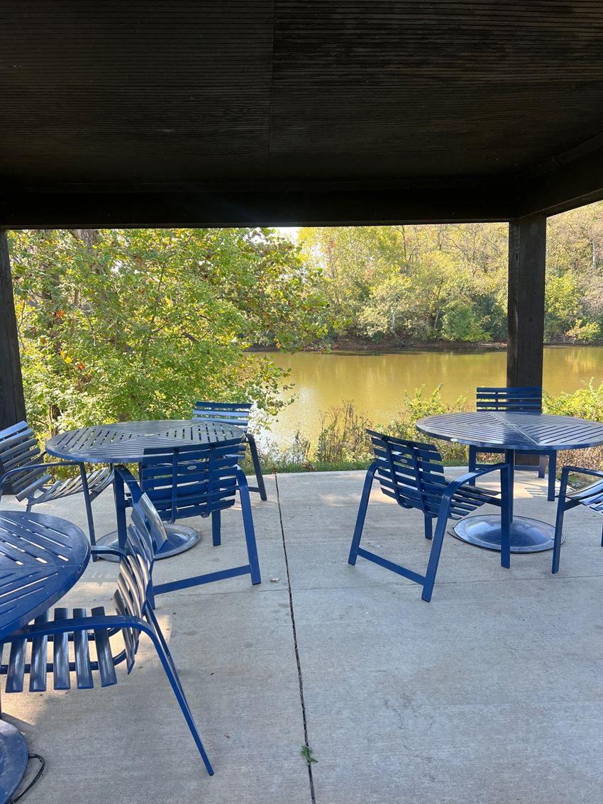 Arlington Pointe Apartments, 25652599 Riverside Dr., Columbus, OH