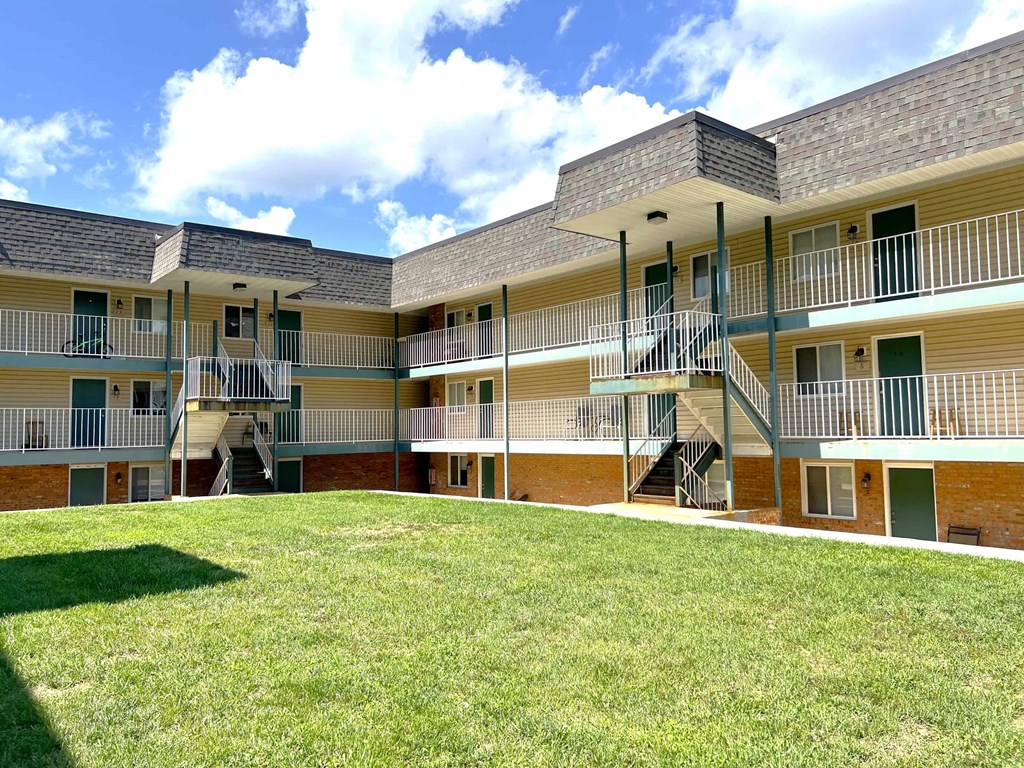 Oak Grove Village Apartments- Close To Lewis Gale