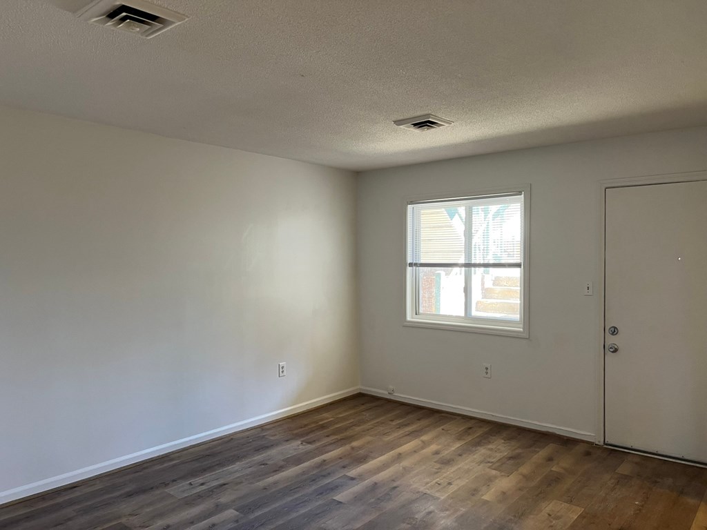 Oak Grove Village Apartments- Close To Lewis Gale