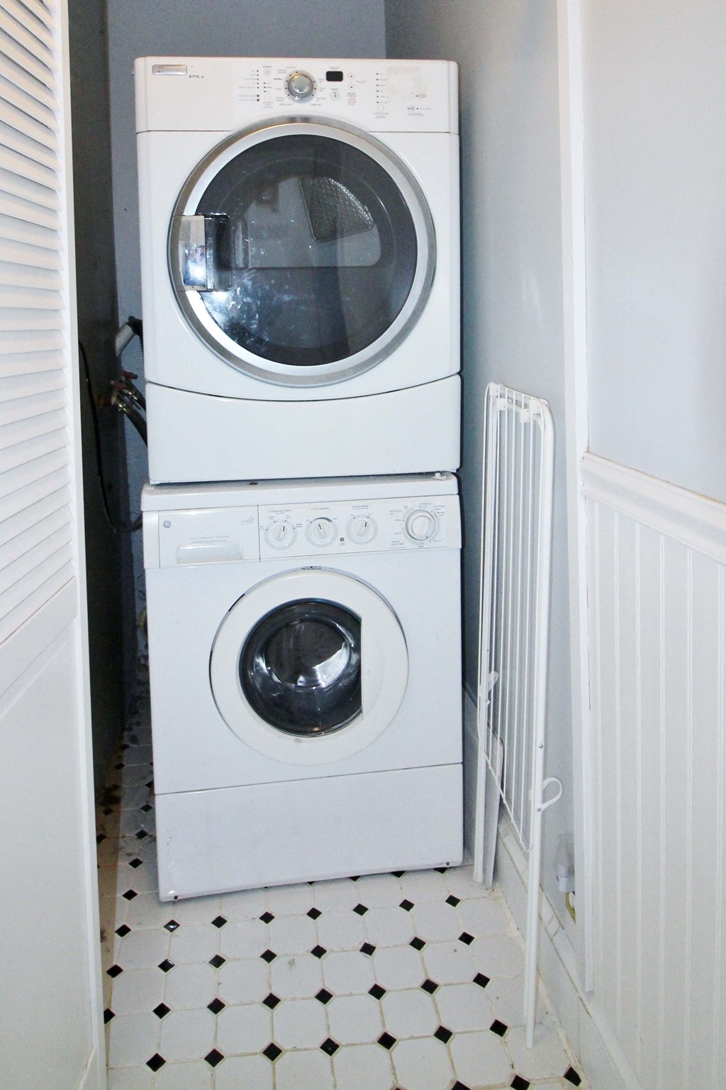 A white washing machine and dryer in a small laundry room.