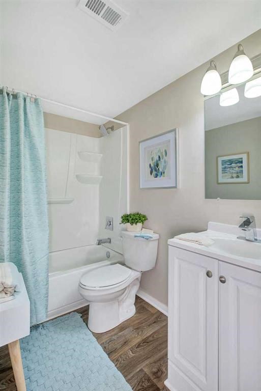 Bathroom With Bathtub at Ridgewood Club Apartments, Virginia, 23452