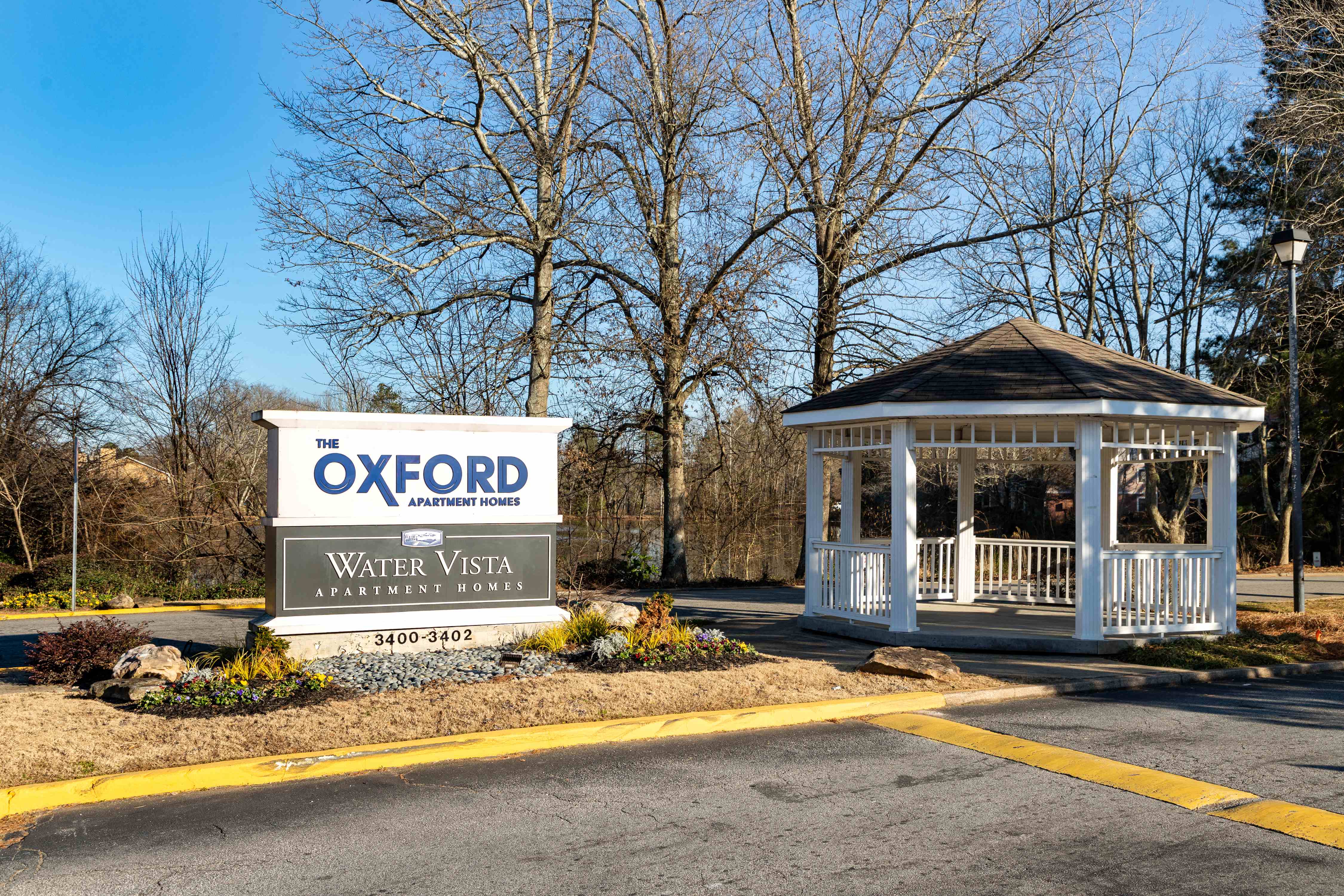 the sign for the wiener nissan dealership in front of a white