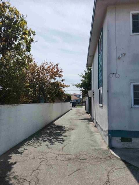 an empty alley with a building on the side of it