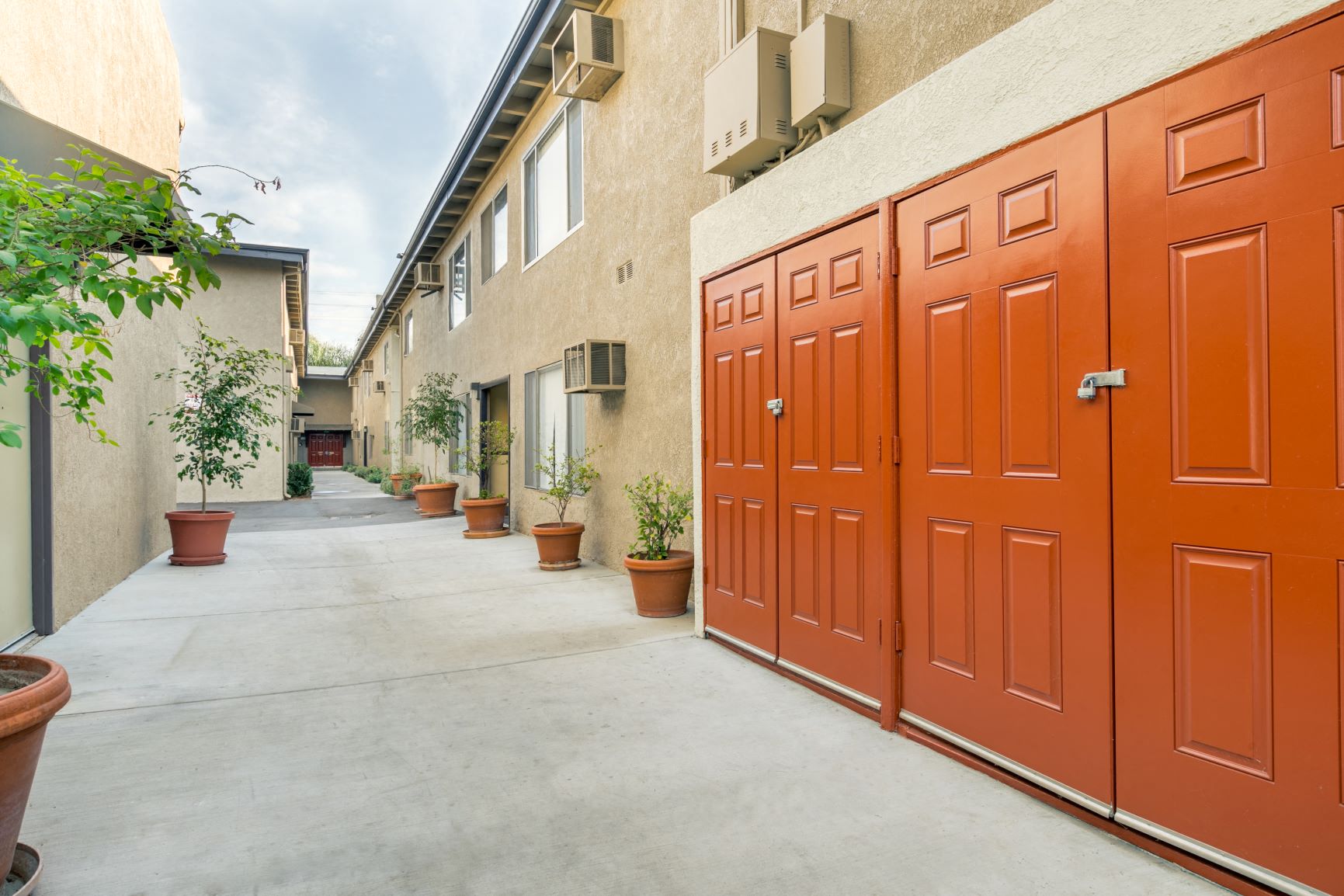 Apartments for rent in Canoga Park Common  Walkways