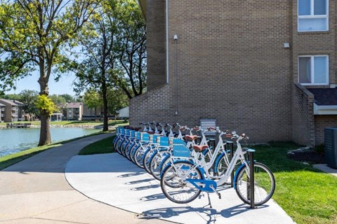a row of bikes parked in front of a brick building
