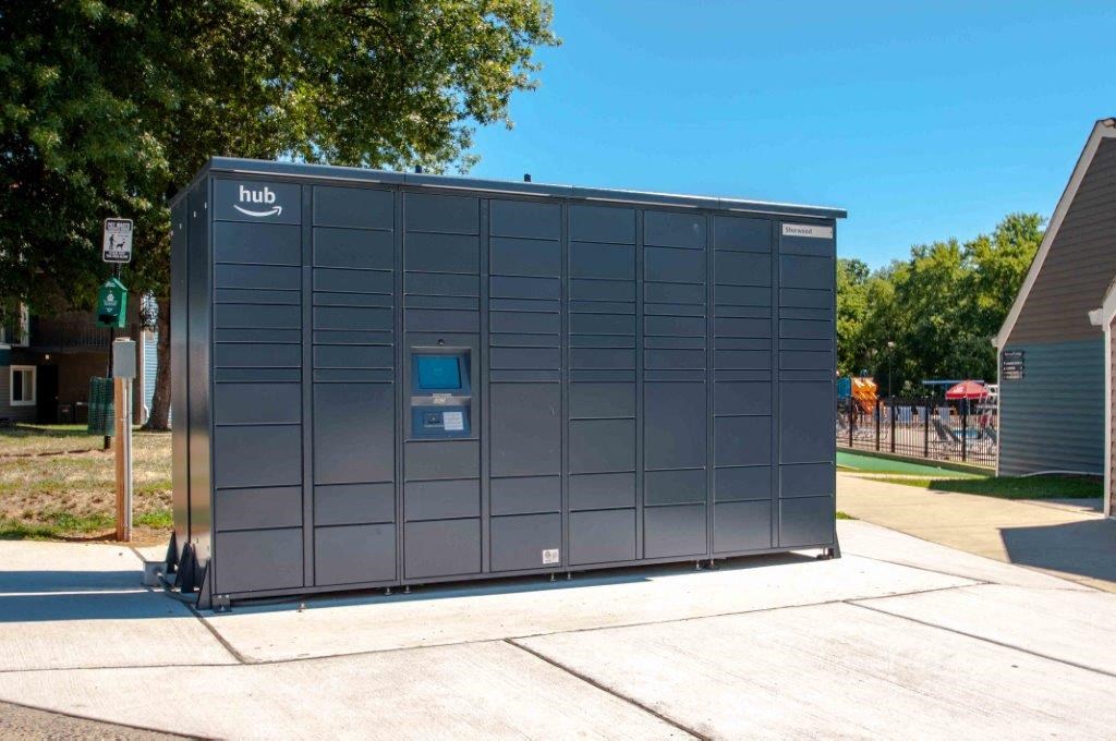 a small building on the side of a street