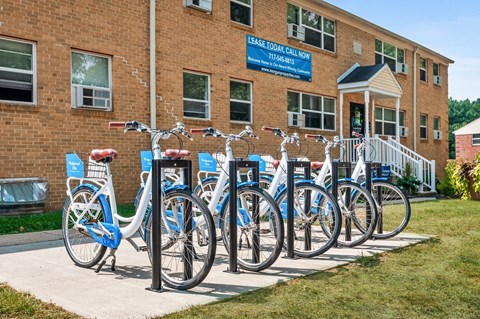 a row of bikes parked in front of a brick building