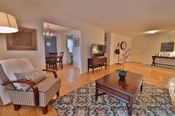 500 W. University Pkwy Studio-4 Beds Apartment for Rent - Photo Gallery 5