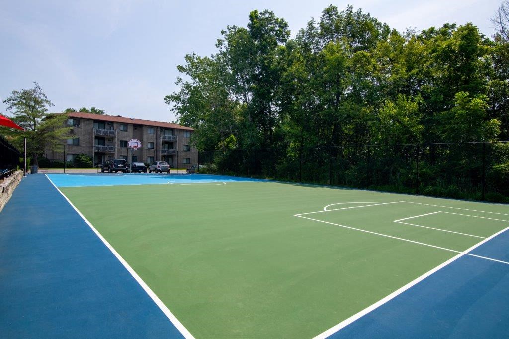 a tennis court at the apartments for rent