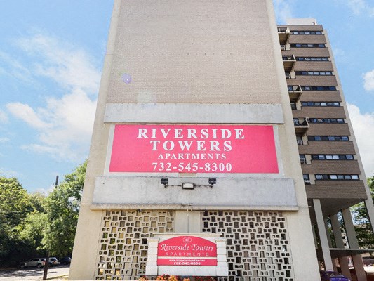 the sign for riverside towers apartments on the side of a building