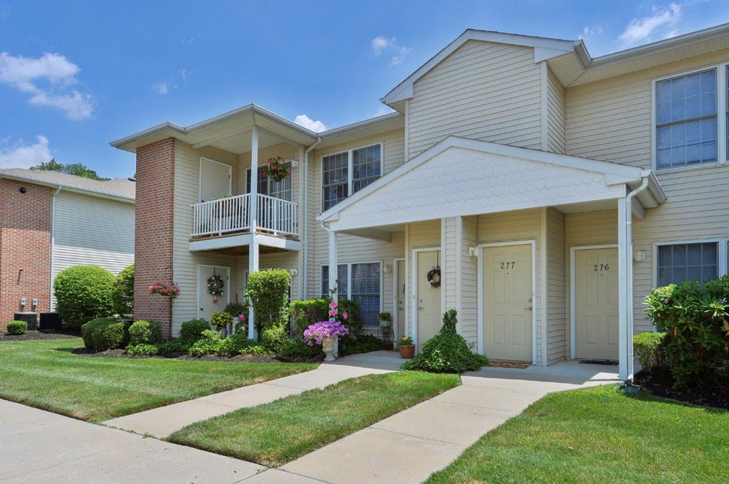 a sidewalk in front of an apartment building