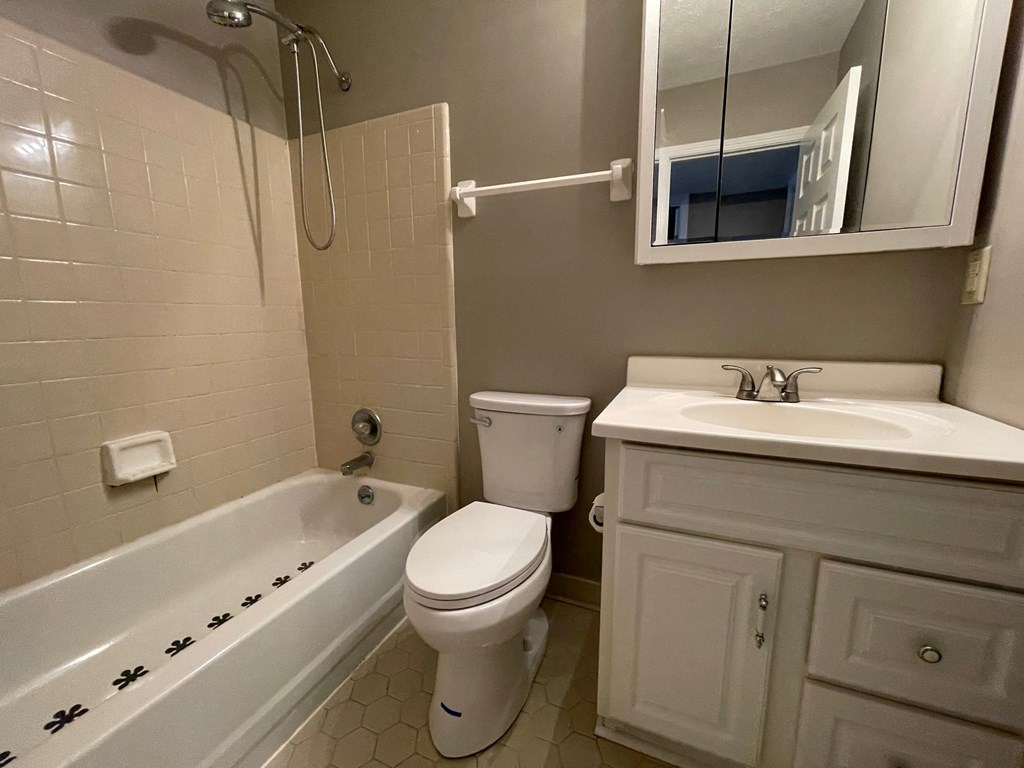 702-712 Victoria Court Apts