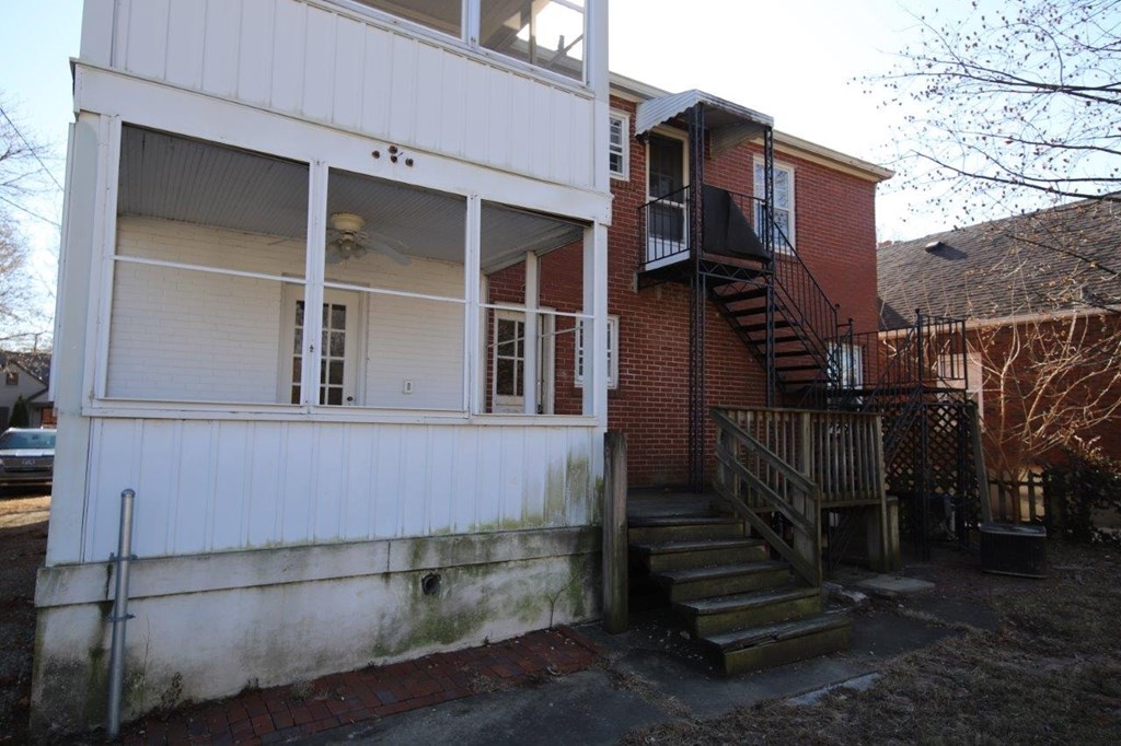 2211 Tyler Ln 2-3 Beds Apartment for Rent - Photo Gallery 2