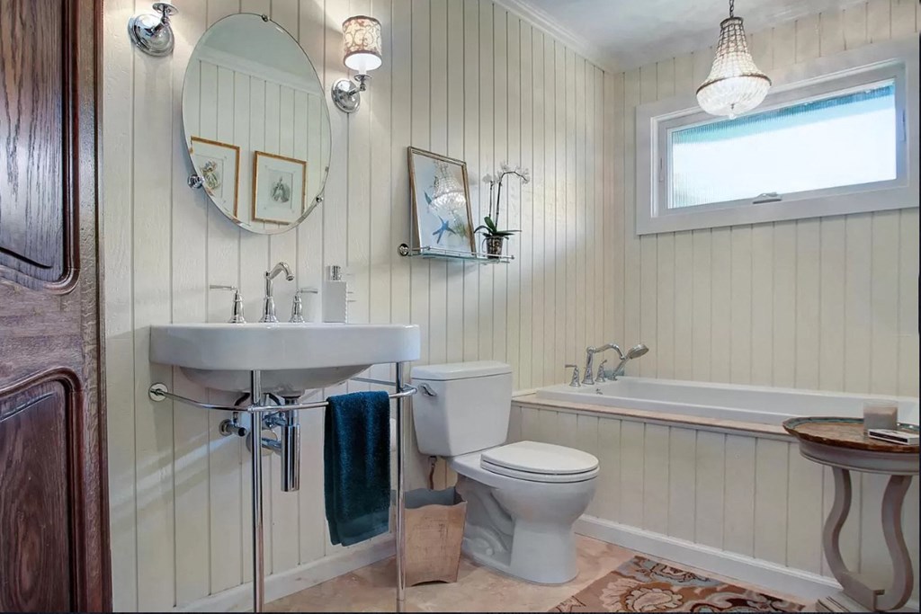 bath white with round mirror