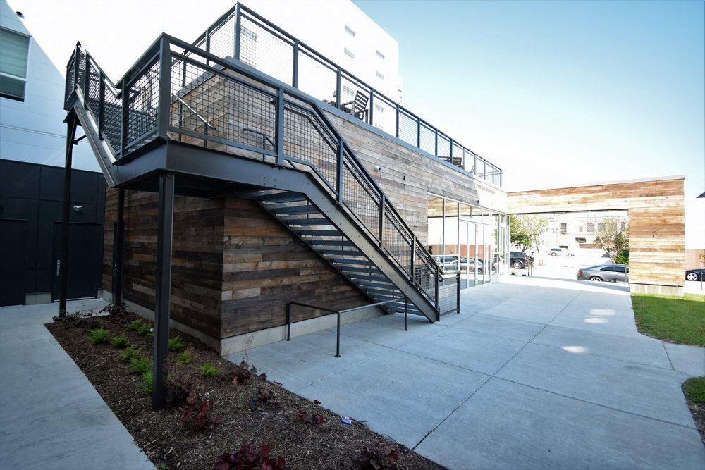 an outdoor staircase on the side of a building