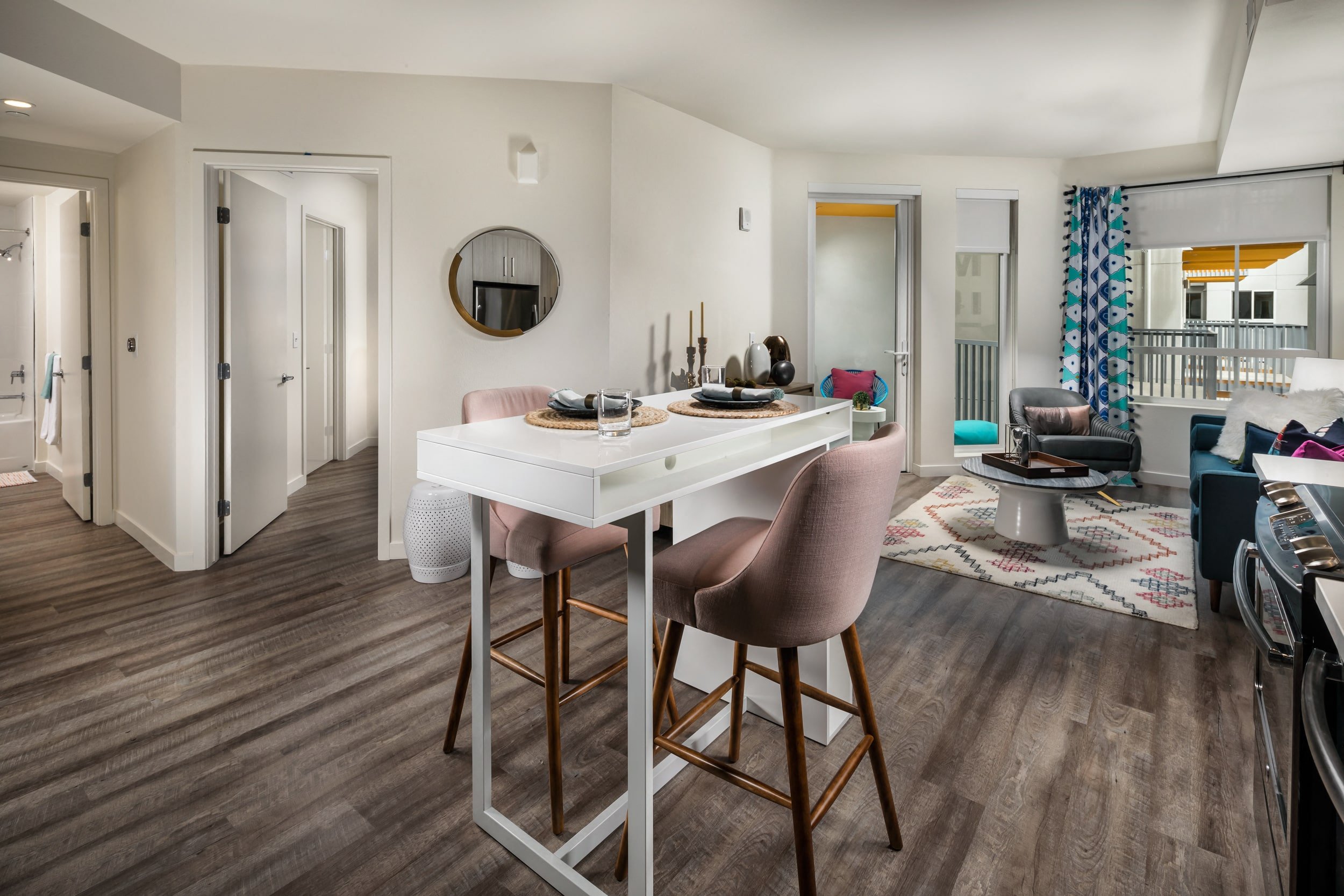 Kitchen table and chairs with views into the livingroom