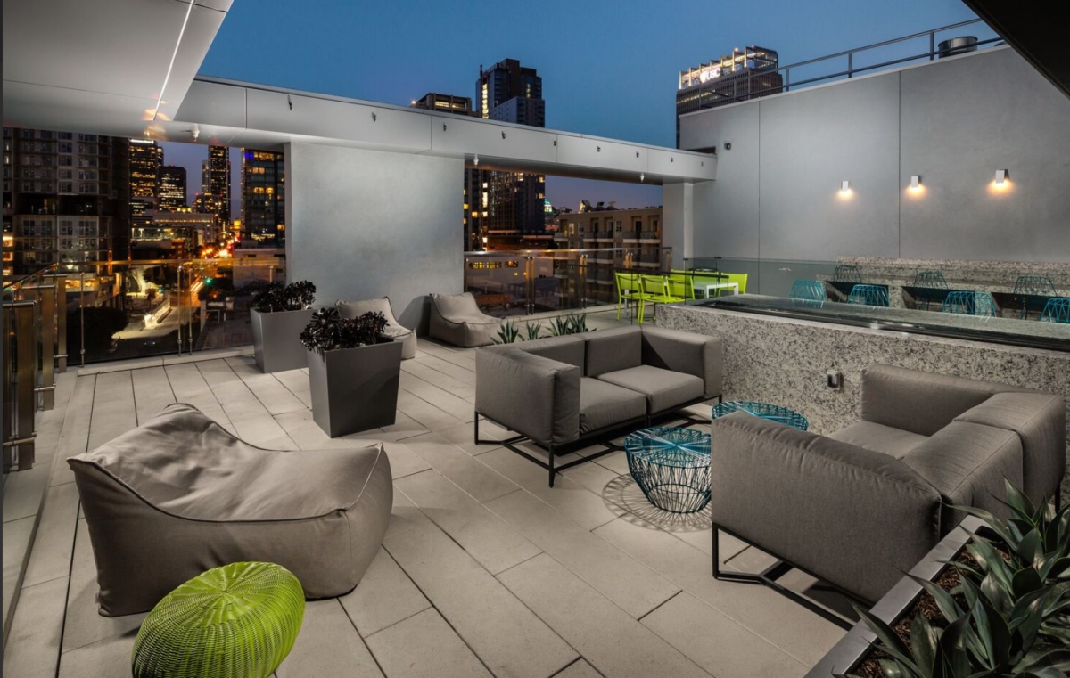 Skydeck with seating and views of city skyline