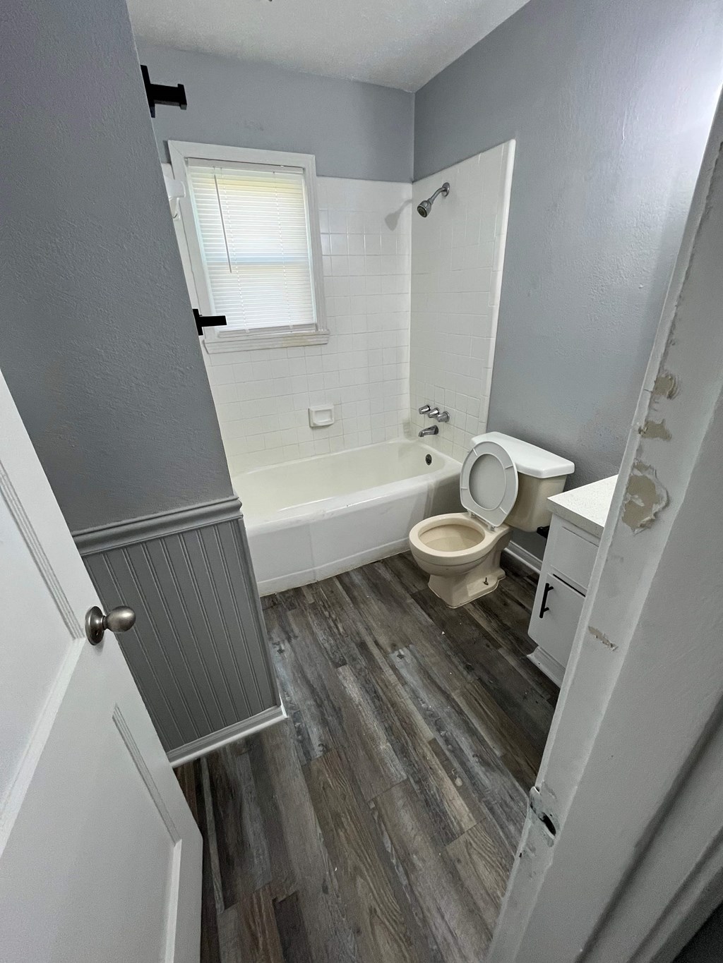 A bathroom with a toilet, sink, and bathtub.