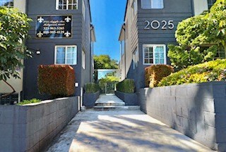 an alleyway between two buildings with a sidewalk