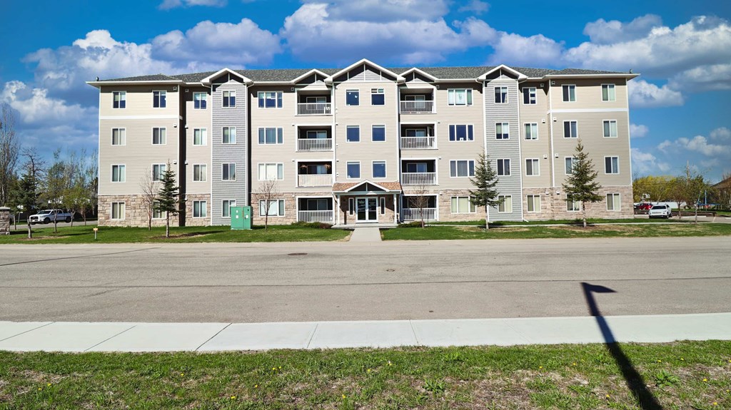 404 5202 49 Street 3 Beds House for Rent - Photo Gallery 1