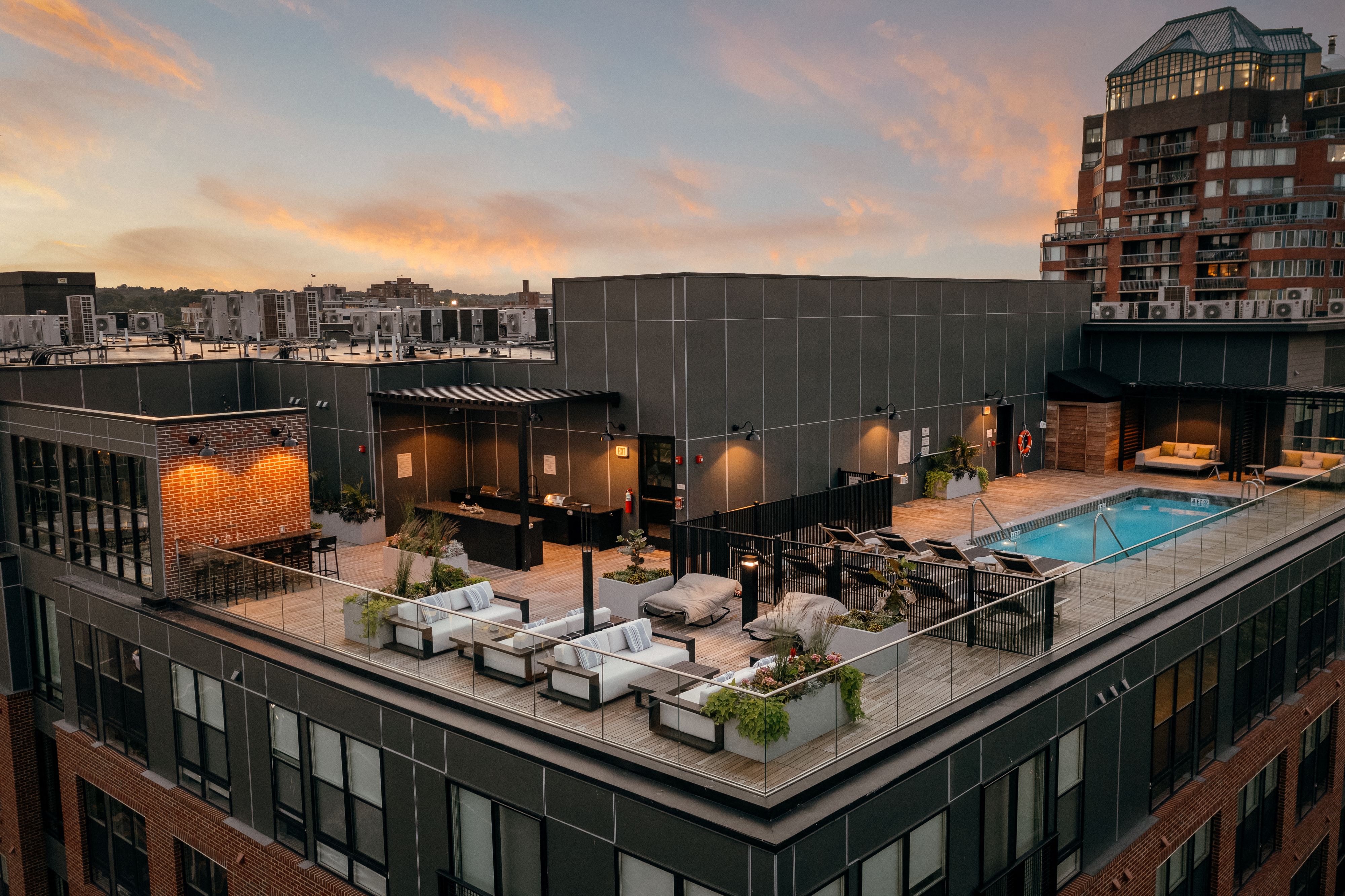Rooftop Pool & Lounge