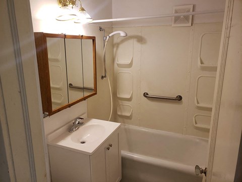 1321 E 1st St Studio-1 Bed Apartment for Rent - Photo Gallery 4