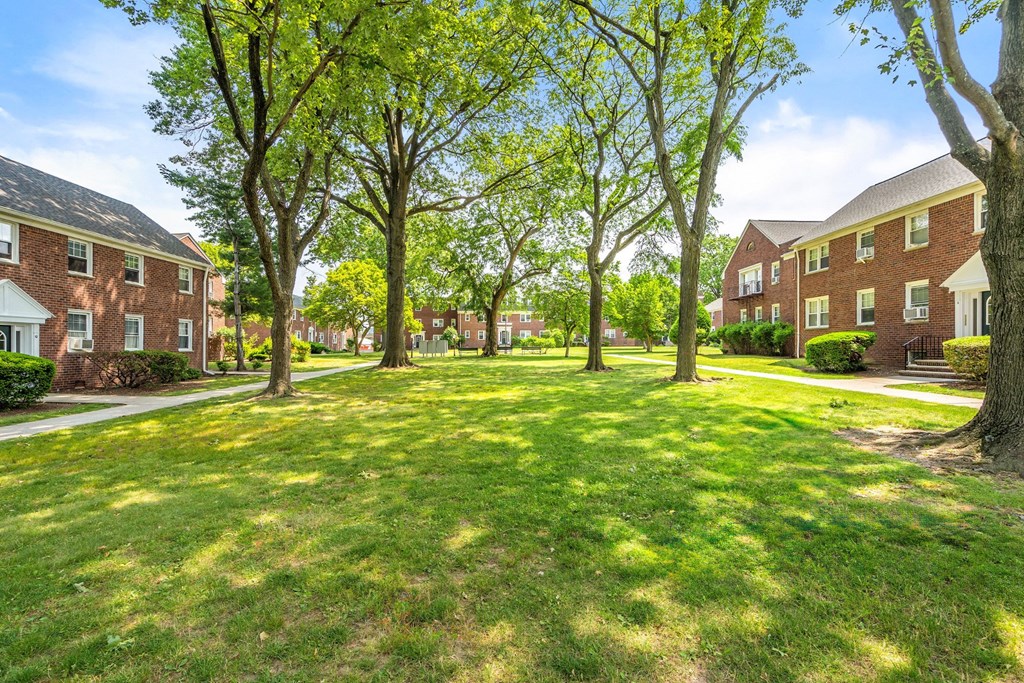 the preserve at ballantyne commons yard and apartment buildings
