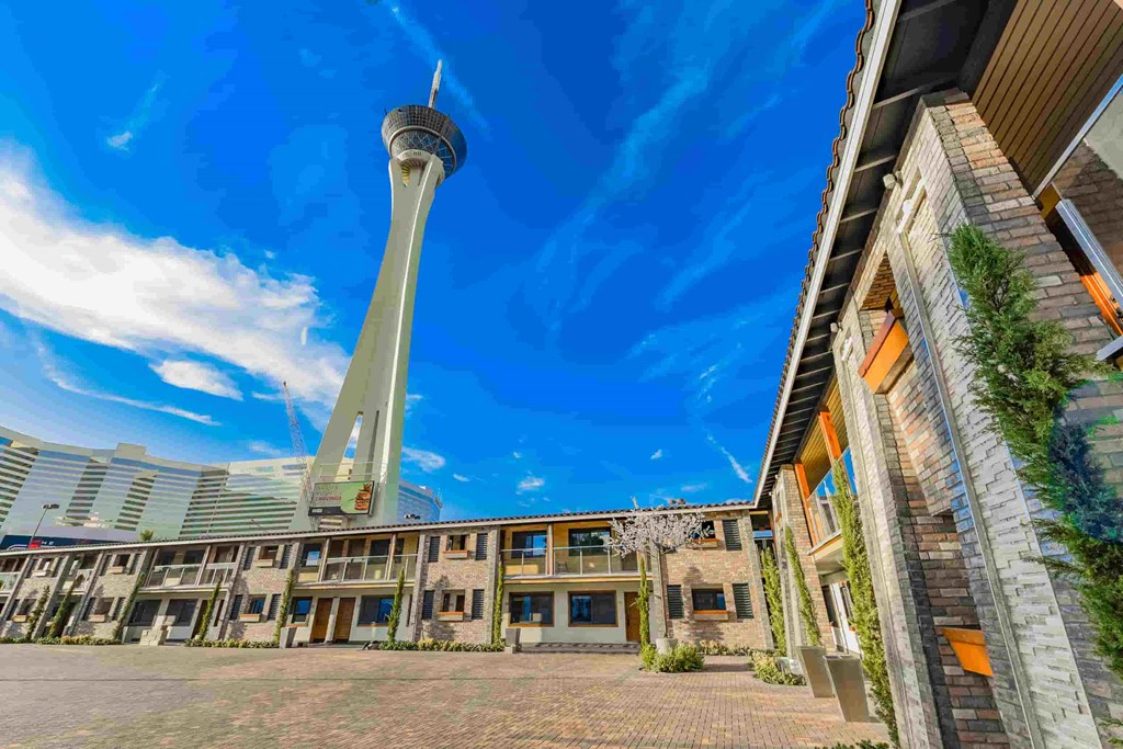 a view of the stratosphere tower in the city