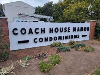 a sign for the coach house manor concourse in front of a building
