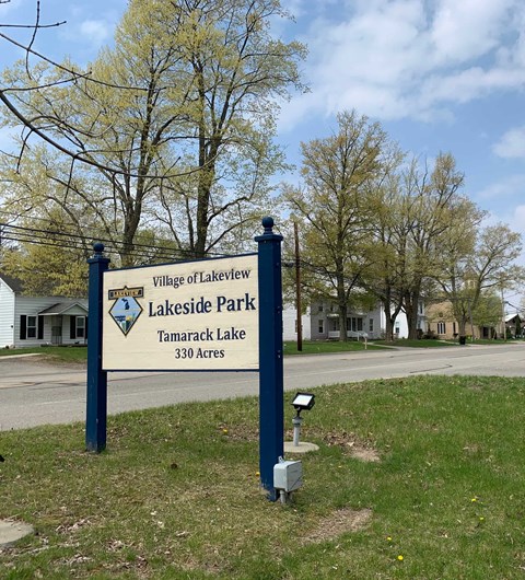 the sign for lakeside park at the entrance of the park