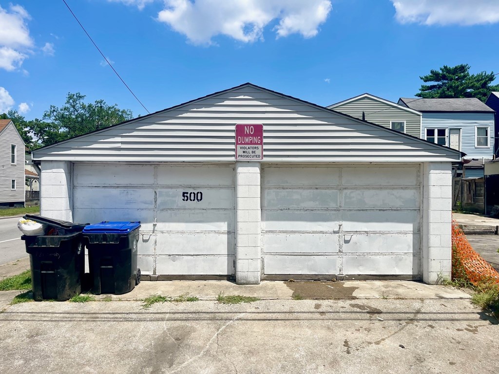 A garage with a sign that says "NO UNDERPINNING" and a number 500 on the door.