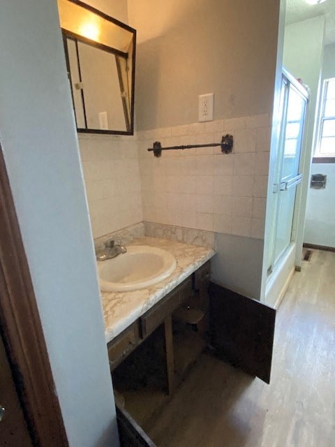 A bathroom with a sink and a mirror.