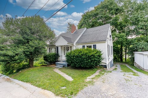 913 Garrison Avenue 4 Beds Apartment for Rent