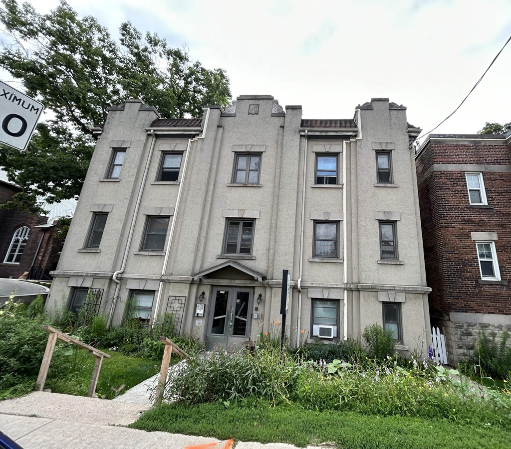 A building with a sign that says "Maximum 10" in front of it.