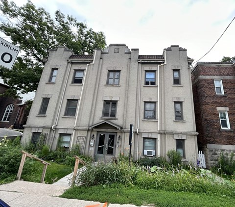 A building with a sign that says "Maximum 10" in front of it.