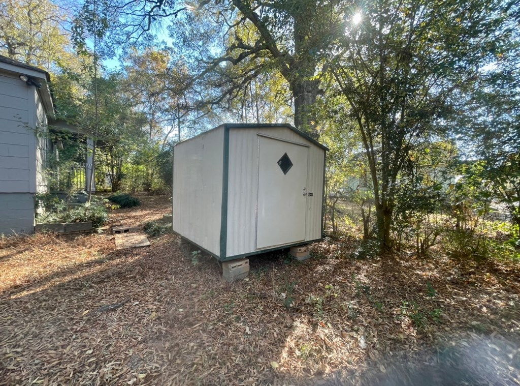 a small portable building in the middle of the woods