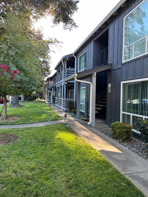 a sidewalk in front of a building