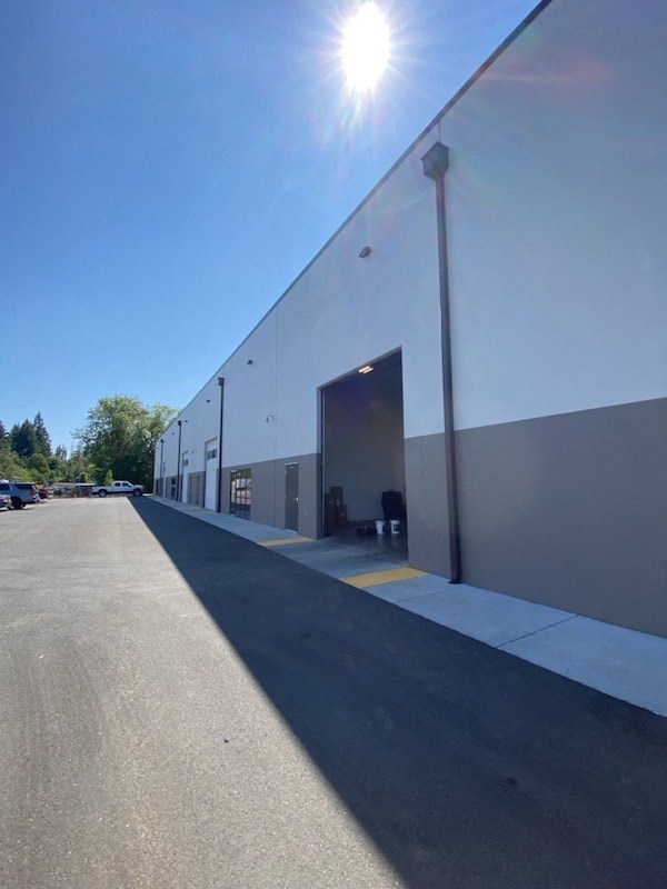 a large building with the sun shining on the side of it