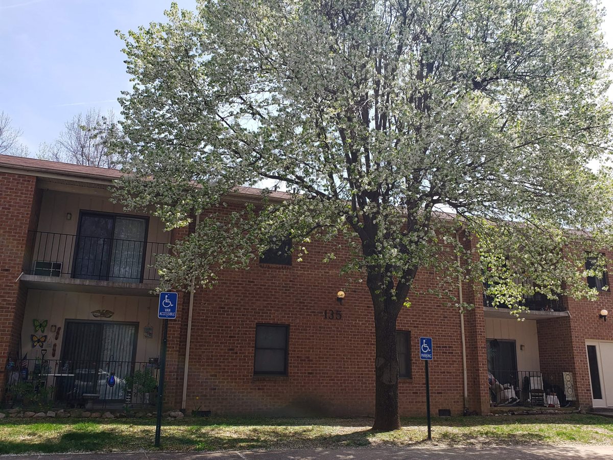 CRESTWOOD Apartments