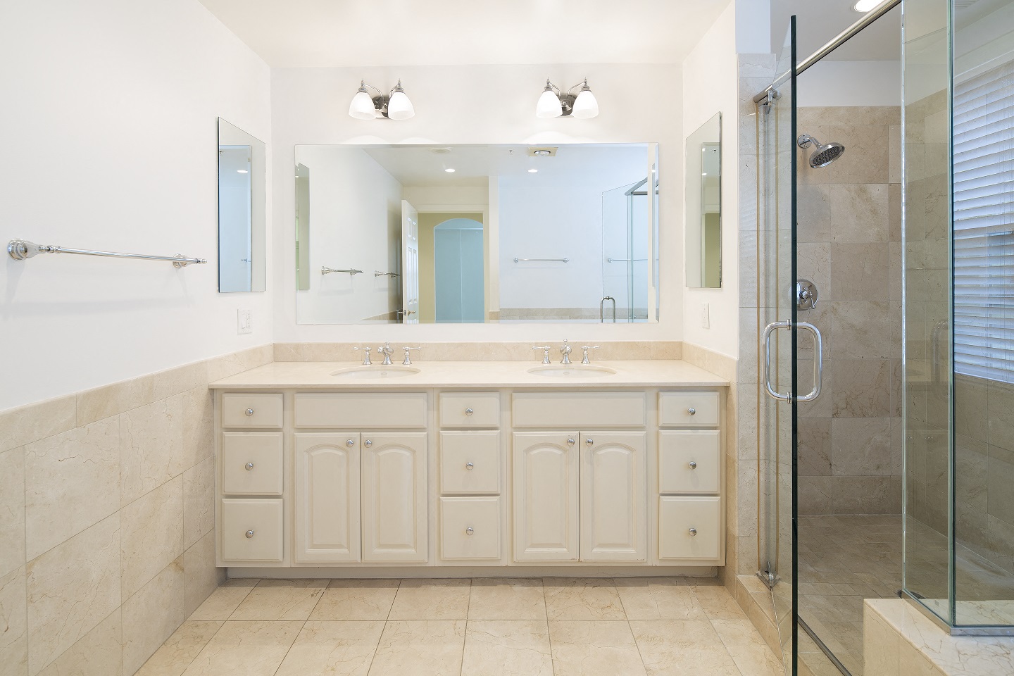 Huge bathroom with great lighting
