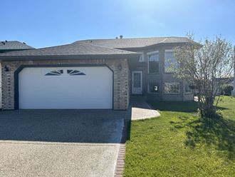 2733 44 Avenue Northwest 4 Beds Apartment for Rent