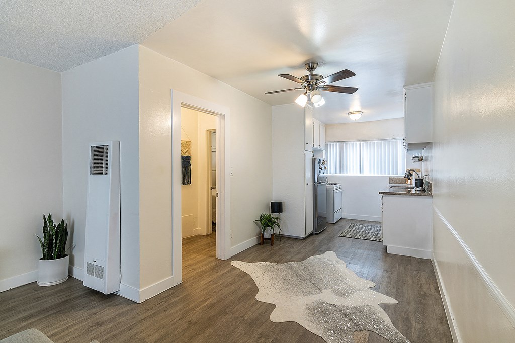 an open kitchen and living room with a ceiling fan