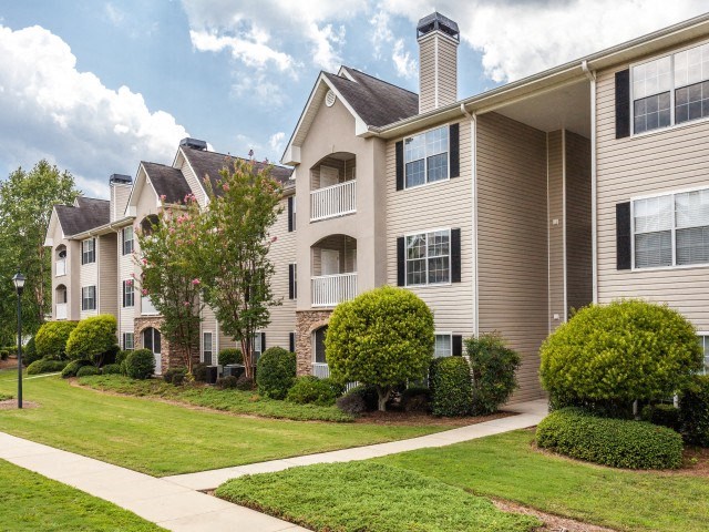 a row of town houses on a sidewalk