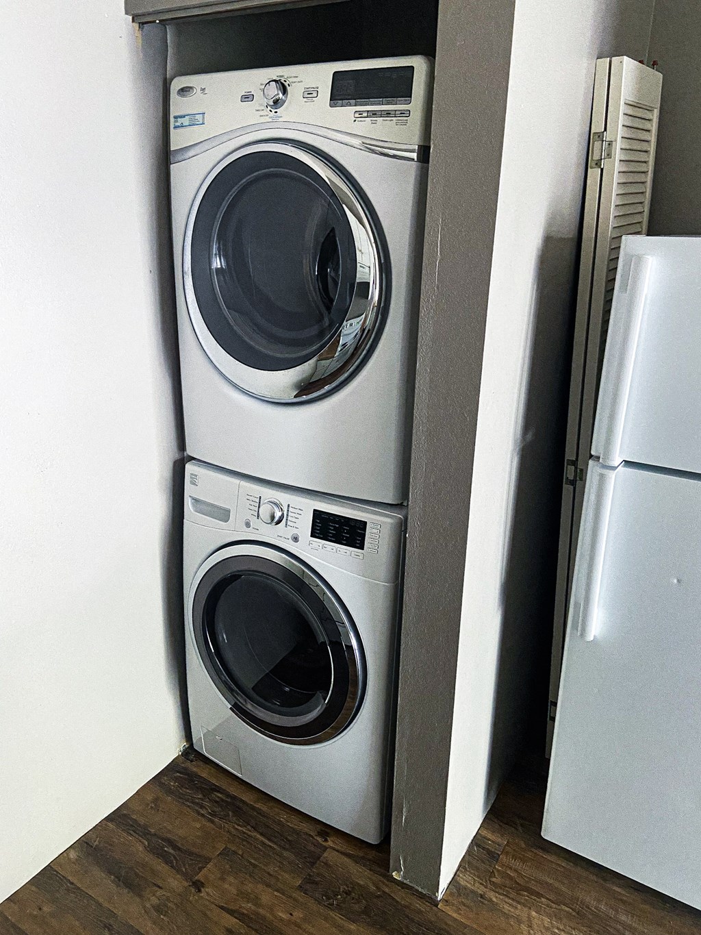 a washing machine and a refrigerator in a small room