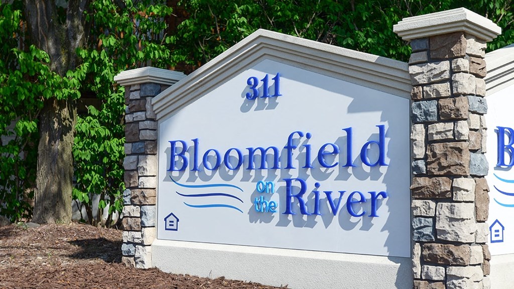 the sign for bloomfield river at the entrance to the river