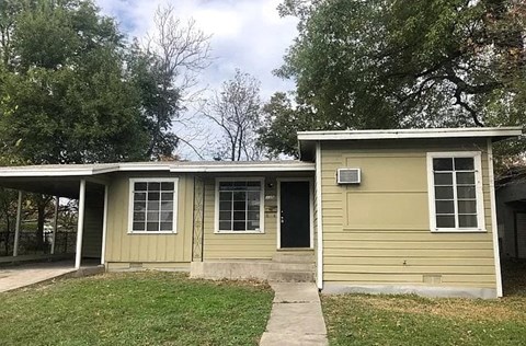 135 Englewood Drive 3 Beds Apartment for Rent