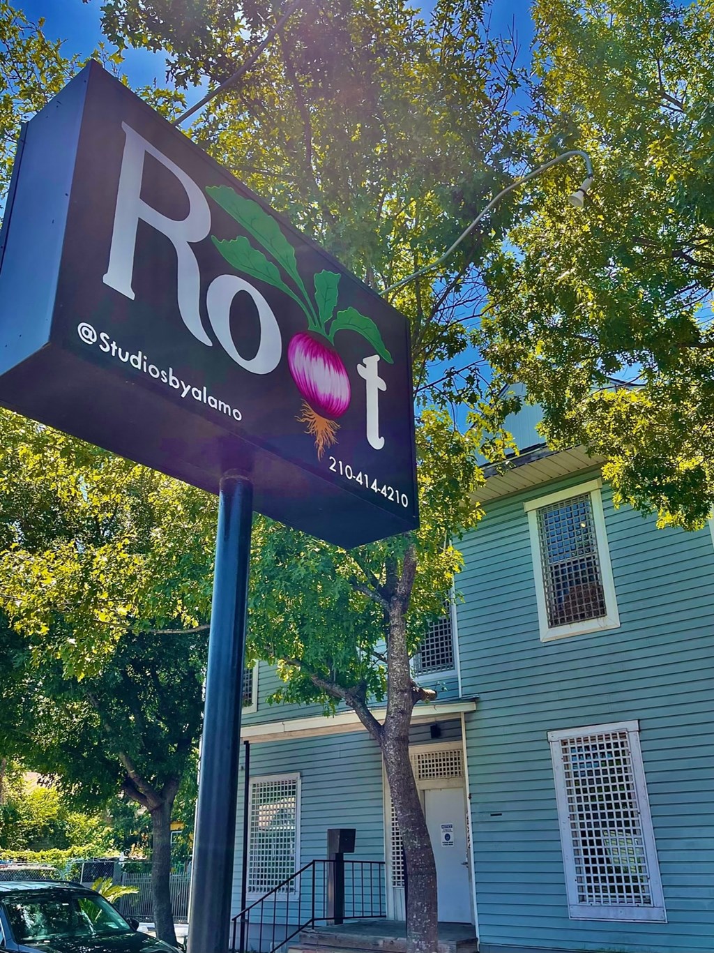 a sign that says roi in front of a house