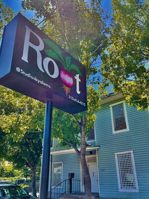 a sign that says roi in front of a house