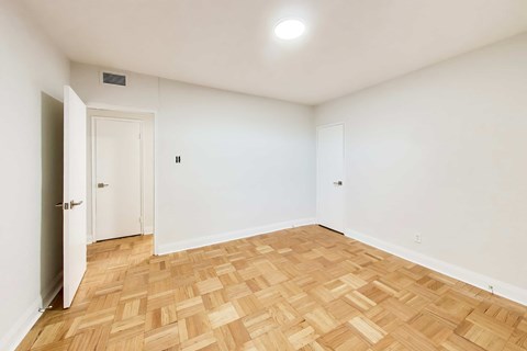 291 Avenue Road Studio-1 Apartment for Rent