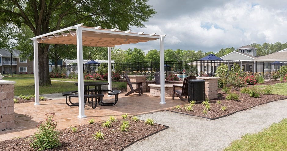 covered courtyard area with picnic tables